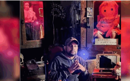Conmoción y misterio por la muerte del influencer paranormal que cuidaba a la muñeca “maldita” Annabelle