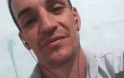 Ataron un cable de fibra óptica cruzando la calle, un motociclista lo enganchó con su cuello y murió