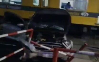 Tragedia en las vías del Urquiza: un auto fue arrollado por un tren y murió un hombre