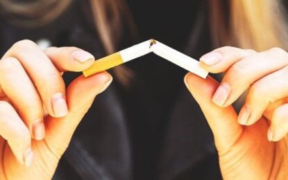 Francia prohibirá fumar en plazas, parques y en zonas escolares