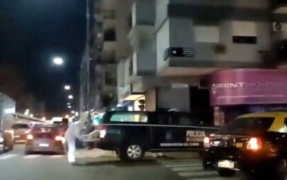 Muerte y misterio en Belgrano: hallan a un hombre apuñalado en plena calle