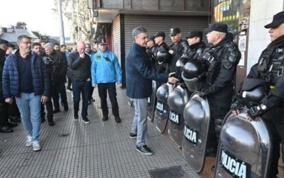 Megaoperativo en Liniers: desalojan a manteros y vendedores de comida callejera