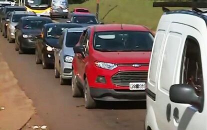 Boom de compras en la triple frontera: largas filas de autos para conseguir precios más accesibles