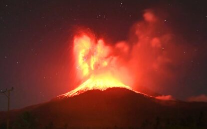 Impresionante erupción de un volcán en Indonesia: lava incandescente, rayos y aldeas cubiertas de cenizas