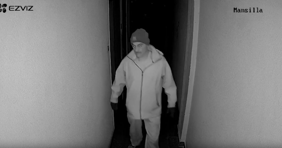 entro-a-un-edificio-de-palermo-sin-forzar-la-puerta,-busco-piso-por-piso-y-robo-un-departamento-vacio:-quedo-grabado-por-una-camara-de-seguridad