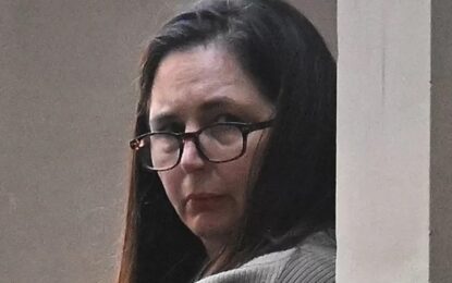 Acusan a mujer de envenenar a familiares y buscar hongos letales en internet