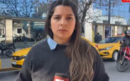 Un motochorro le quiso robar el teléfono a una periodista en un móvil en vivo