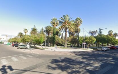 Quiso robarle a un taxista, provocó un accidente y su papá lo entregó a la policía