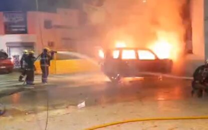 Tres adolescentes escapaban a contramano con un auto robado y chocaron contra una casa en Villa Soldati: el video del impactante incendio