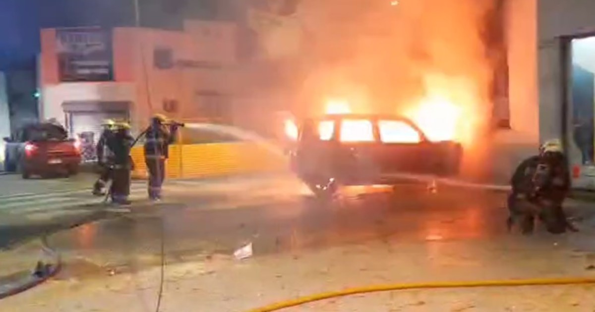 tres-adolescentes-escapaban-a-contramano-con-un-auto-robado-y-chocaron-contra-una-casa-en-villa-soldati:-el-video-del-impactante-incendio
