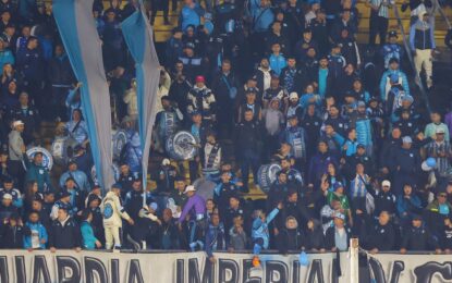El calvario de los hinchas de Racing en el estadio de Peñarol: un papelón organizativo que duró casi ocho horas y se terminó a la madrugada