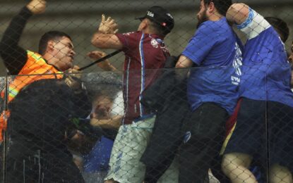 Los hinchas de Godoy Cruz la pasaron mal en el final del partido ante Atlético Mineiro y hubo enfrentamientos con la policía