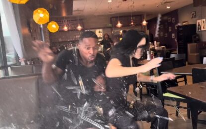 Una pareja de influencers probaba la comida de un restaurante y un auto los chocó mientras filmaban el video