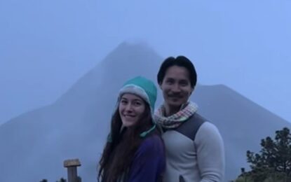 Un joven le pidió matrimonio a su novia justo cuando un volcán entraba en erupción
