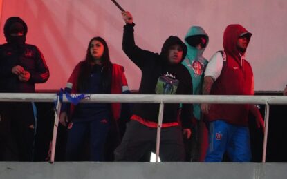 Escala la tensión en Chile: barras de la U organizaron un escrache frente a la embajada argentina, pero eliminaron el posteo