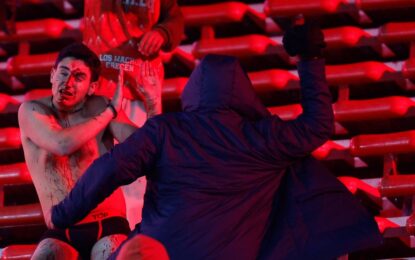 Quién le abrió la puerta a los barras de Independiente y por qué la Policía no subió a frenar el salvaje ataque a los hinchas de la Universidad de Chile
