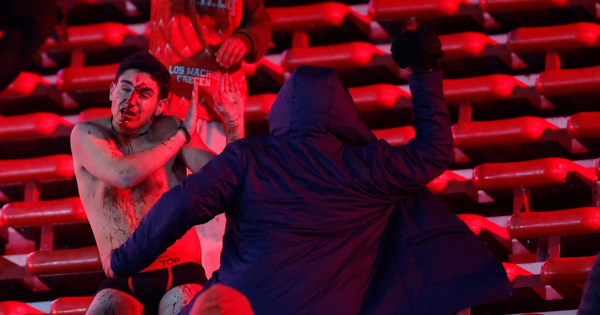 quien-le-abrio-la-puerta-a-los-barras-de-independiente-y-por-que-la-policia-no-subio-a-frenar-el-salvaje-ataque-a-los-hinchas-de-la-universidad-de-chile