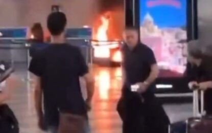 Violencia en un aeropuerto de Italia: un hombre prendió fuego un mostrador y golpeó monitores con un martillo