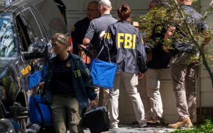 El FBI allana la casa y la oficina de un ex asesor estrella de Donald Trump convertido en feroz enemigo
