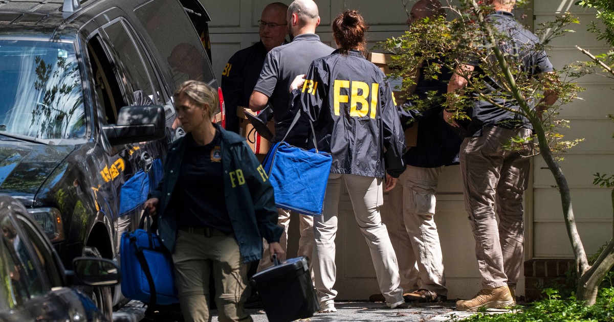 el-fbi-allana-la-casa-y-la-oficina-de-un-ex-asesor-estrella-de-donald-trump-convertido-en-feroz-enemigo
