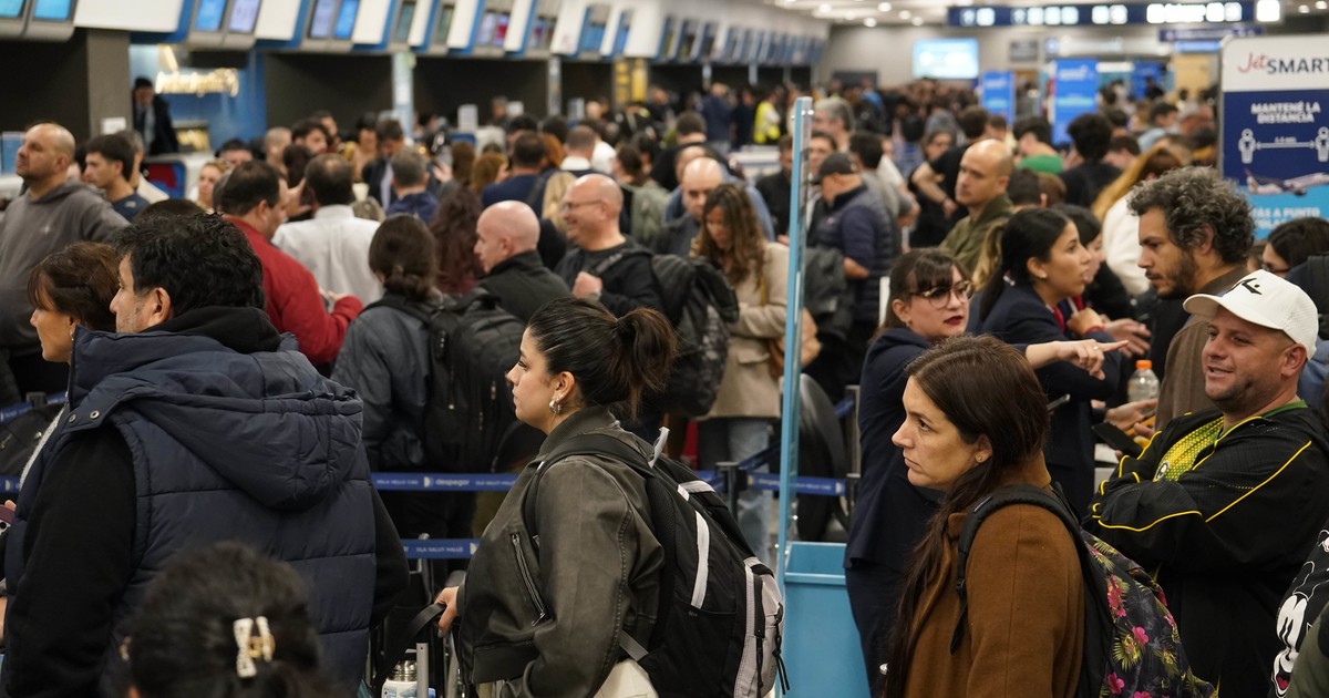 paro-de-controladores-aereos:-aerolineas-argentinas-denuncio-que-el-gremio-impidio-la-salida-de-vuelos-que-tenian-autorizacion