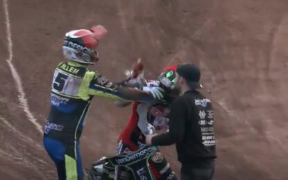 Dos motociclistas profesionales se pelearon a puñetazos en plena pista de carreras