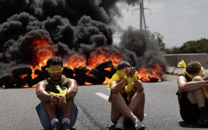 Tras el ataque al hospital, Israel bombardea Gaza y mata a decenas de personas: masivas protestas de familiares de rehenes