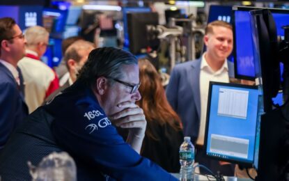 Sigue la tensión en los mercados: sube el dólar y caen más de 4% las acciones