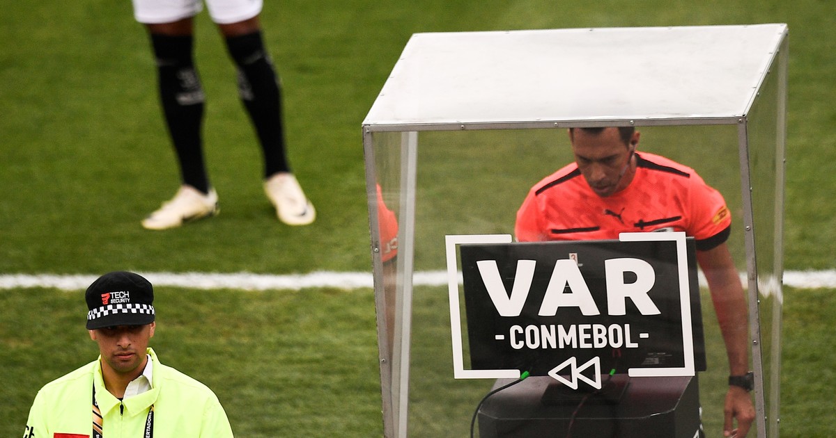 el-«mataburros»-del-var:-15-respuestas-sobre-la-herramienta-que-debia-traer-justicia-al-futbol-y-aporto-mas-confusion