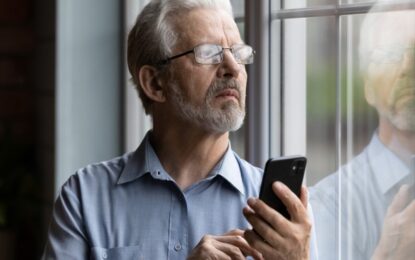 Estafas digitales a adultos mayores: las cinco más comunes, de mensajes falsos de familiares a engaños con IA