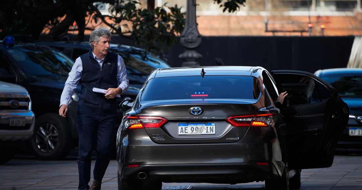 sin-anuncios,-caputo-monitoreo-la-suba-del-dolar-y-se-reunio-con-milei-para-definir-el-mensaje