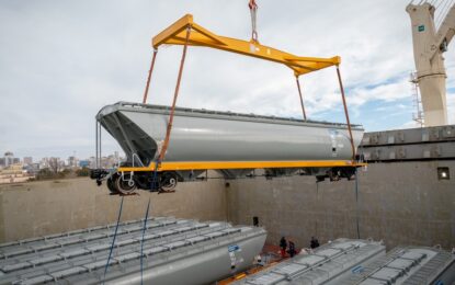 «Imponente operativo»: arribó al puerto de Buenos Aires la segunda tanda de 90 tolvas cerealeras