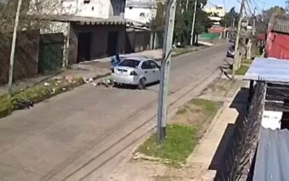 Atropelló a un ciclista, se bajó para mover el cuerpo y escapó con una pasajera a bordo