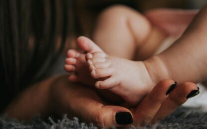 Intentó despertar a su bebé de seis días, pero no reaccionó: el error de un médico que casi le cuesta la vida