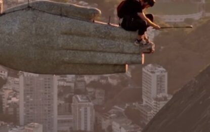 Locura en Río de Janeiro: dos personas saltaron en paracaídas desde el Cristo Redentor