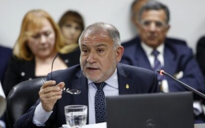 Luis Juez, sobre Milei: «Es como un tipo que se ahoga, si no se deja sacar del agua te terminás ahogando vos también»