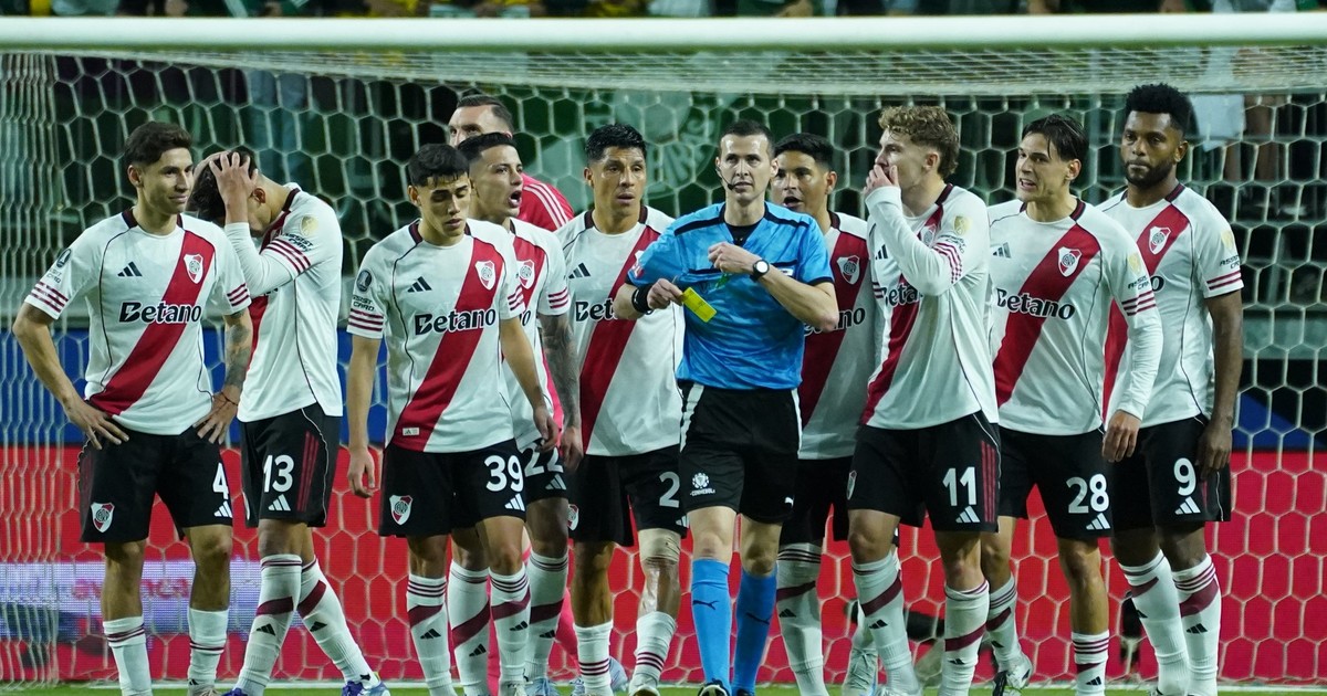 la-bronca-de-river-por-la-eliminacion-ante-palmeiras:-¿que-le-protesto-al-arbitro-de-la-revancha-en-la-copa-libertadores?
