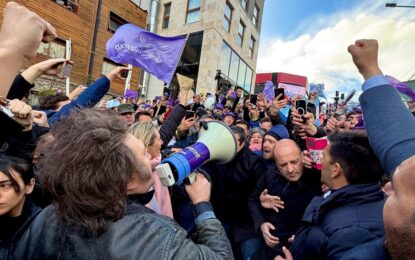 Milei arrancó la campaña en Ushuaia pero tuvo que suspender una caminata por una protesta de la UOM y el kirchnerismo