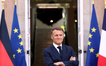 Frente al caos político que se avecina en Francia, Macron pide una línea de auxilio a los socialistas