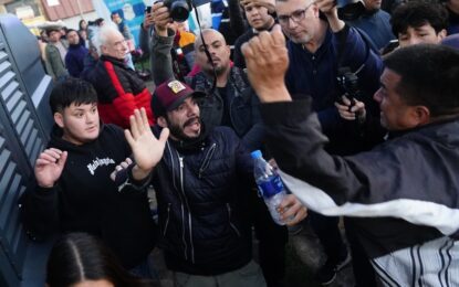 Corridas, empujones y pedradas: breves enfrentamientos en la previa del acto de Milei en Moreno que terminaron con un cronista herido