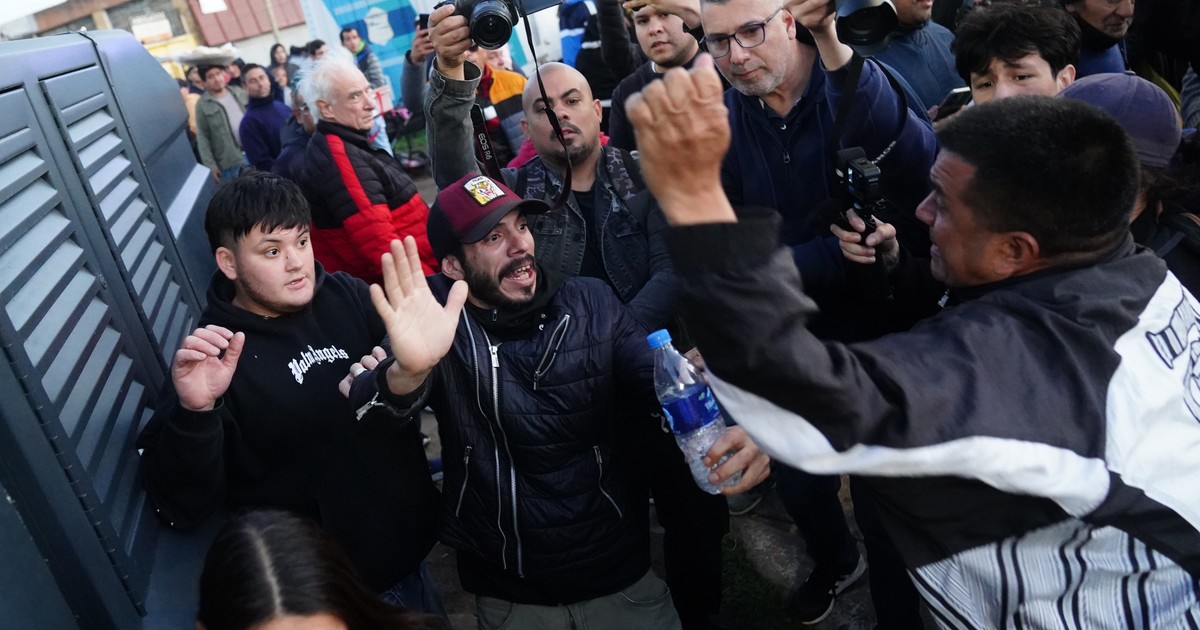 corridas,-empujones-y-pedradas:-breves-enfrentamientos-en-la-previa-del-acto-de-milei-en-moreno-que-terminaron-con-un-cronista-herido
