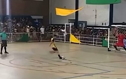 Conmoción en Brasil: un arquero de futsal atajó un penal y cayó muerto cuando lo festejaba