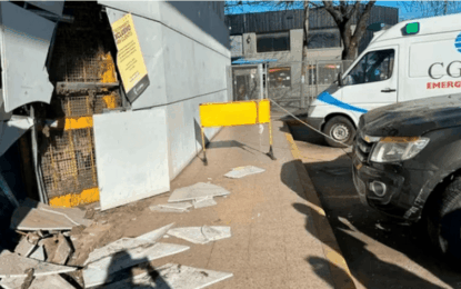 Una mujer intentó estacionar su camioneta, perdió el control y terminó chocando contra un supermercado