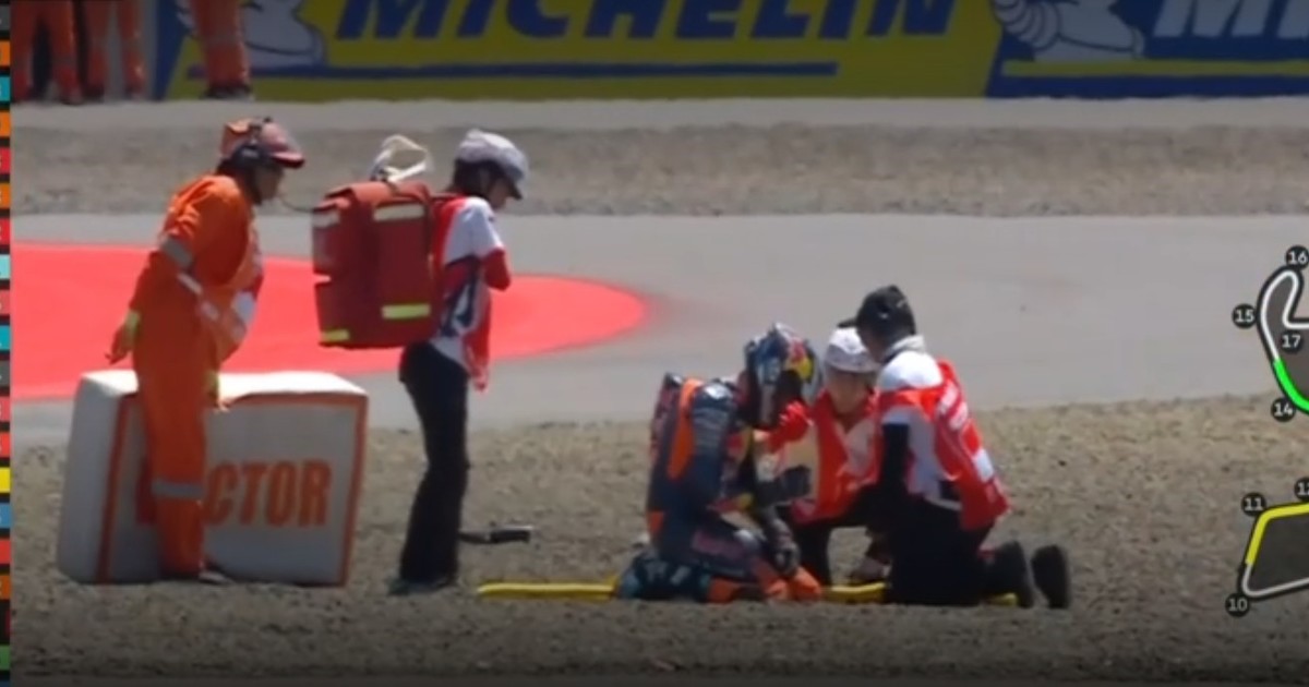 valentin-perrone-sufrio-un-estremecedor-accidente-en-el-moto3-de-indonesia:-lo-chocaron-por-detras-y-volo-por-el-aire-en-plena-curva