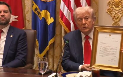 Milei le regaló a Trump una carta escrita por las familias de los rehenes argentinos liberados por Hamas