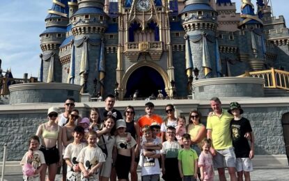 Tienen 22 hijos y viajaron a Disney World todos juntos: la inesperada multa contra la familia Radford