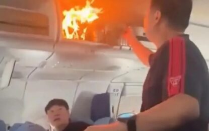 Susto entre los pasajeros de un avión de Air China por una batería portátil que se incendió en un portaequipajes