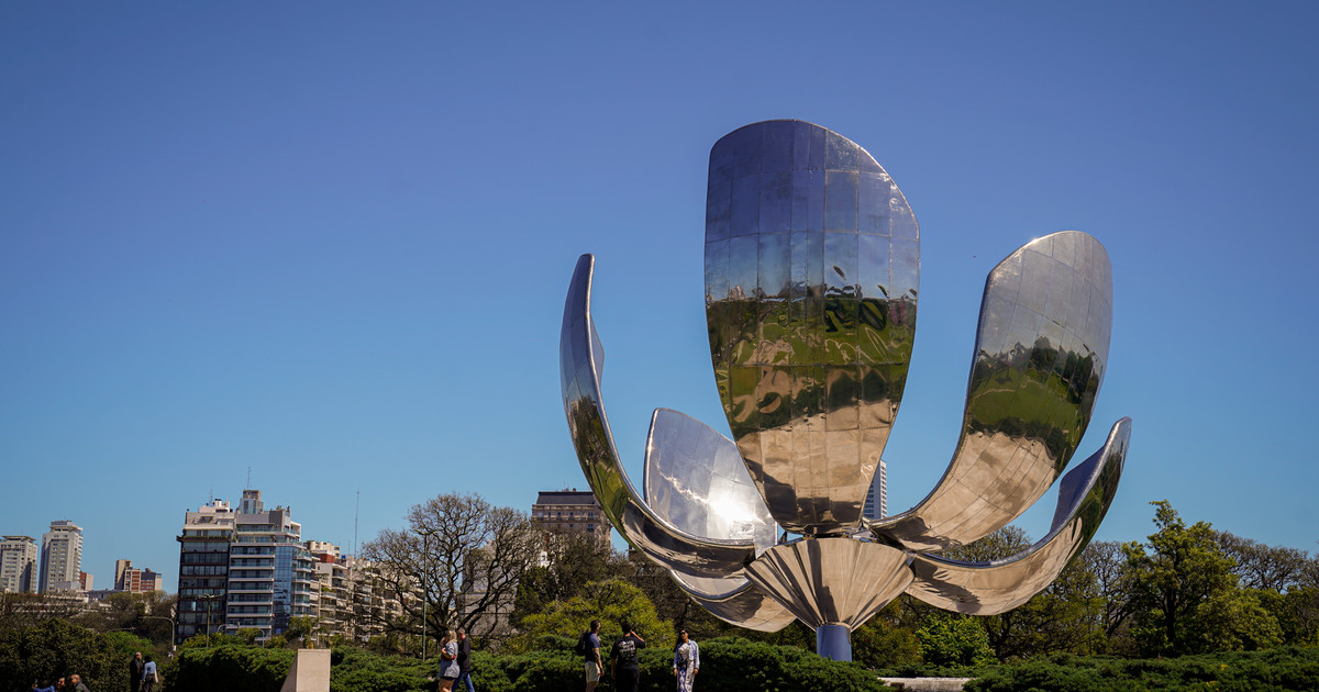 con-un-mega-operativo-por-rio-y-tierra,-colocaron-uno-de-los-dos-petalos-faltantes-a-la-floralis-generica
