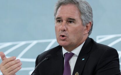 El Gobierno anunció que recomprará bonos en el mercado y que usará el ahorro para invertir en educación