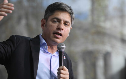 Kicillof, en modo campaña contra Milei: «Nos tiene hace dos años cruzando el desierto y le da anchoas a la gente»
